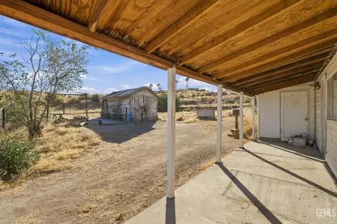 Exterior - 519 F St, Taft, CA 93268 photo 3 of 9