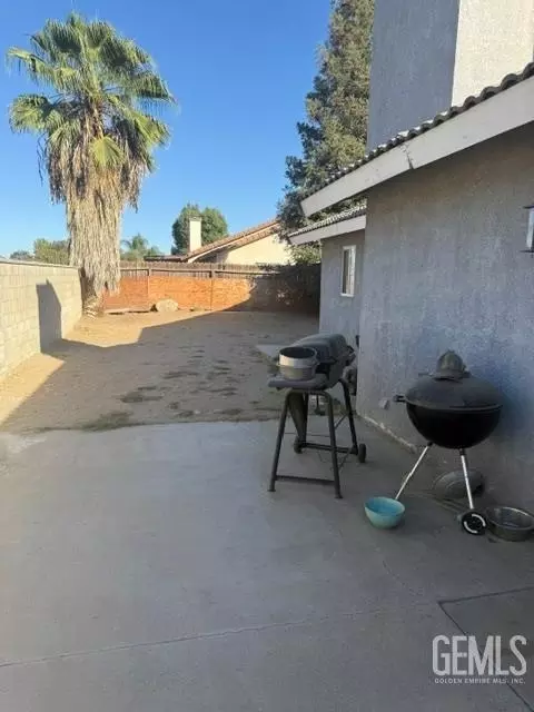 Exterior - 196 Potter St, Shafter, CA 93263 photo 7 of 11