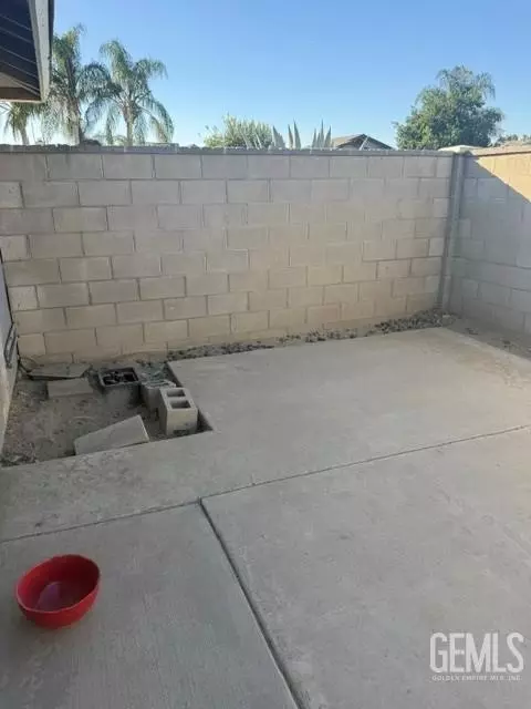 Exterior - 196 Potter St, Shafter, CA 93263 photo 9 of 11