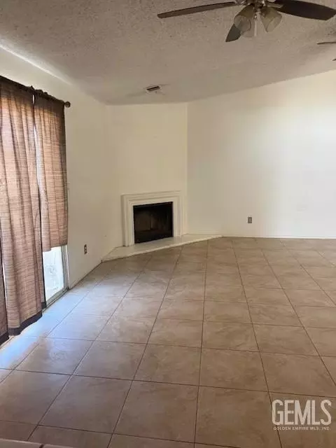 Living - 196 Potter St, Shafter, CA 93263 photo 1 of 4