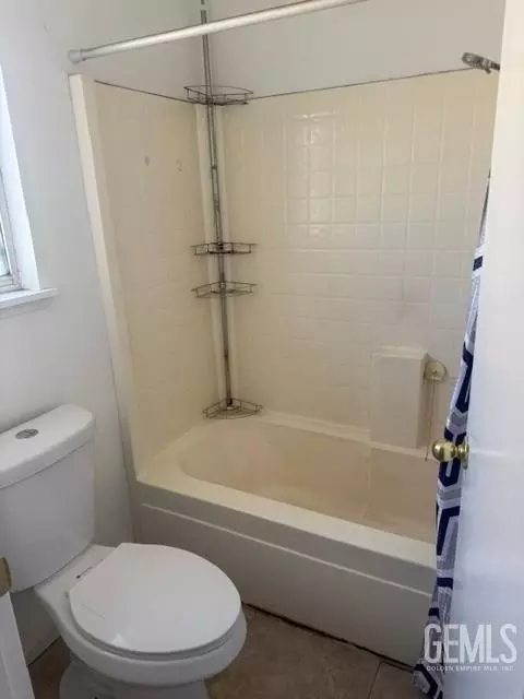 Bath - 196 Potter St, Shafter, CA 93263 photo 4 of 5