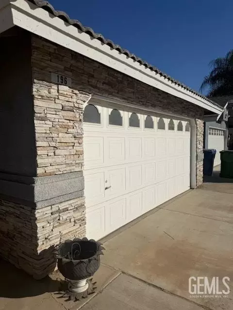 Exterior - 196 Potter St, Shafter, CA 93263 photo 5 of 11