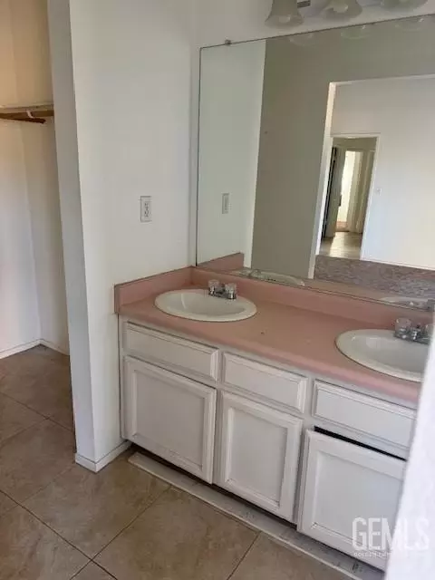 Bath - 196 Potter St, Shafter, CA 93263 photo 2 of 5