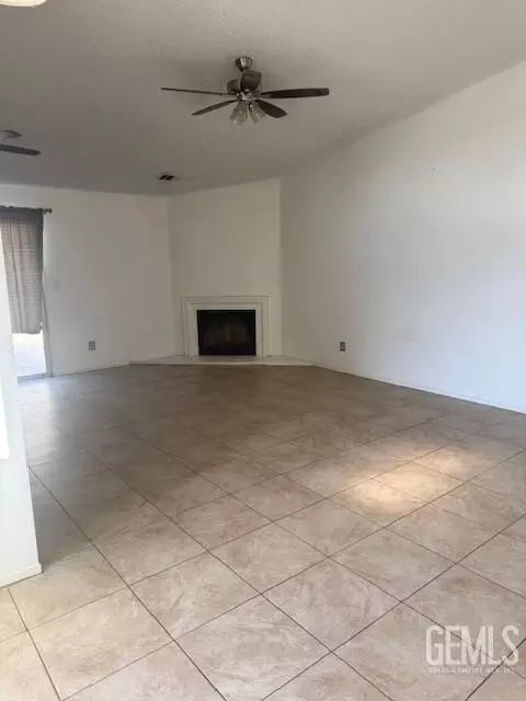 Living - 196 Potter St, Shafter, CA 93263 photo 2 of 4