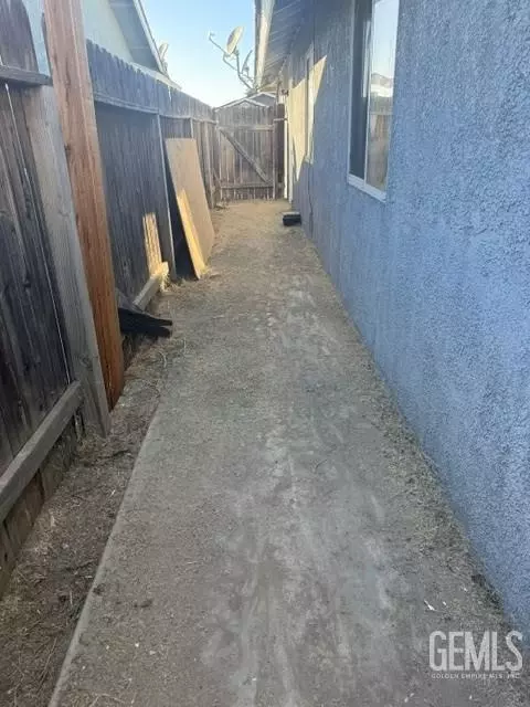 Entry Way - 196 Potter St, Shafter, CA 93263 photo 2 of 2