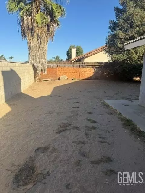 Exterior - 196 Potter St, Shafter, CA 93263 photo 8 of 11