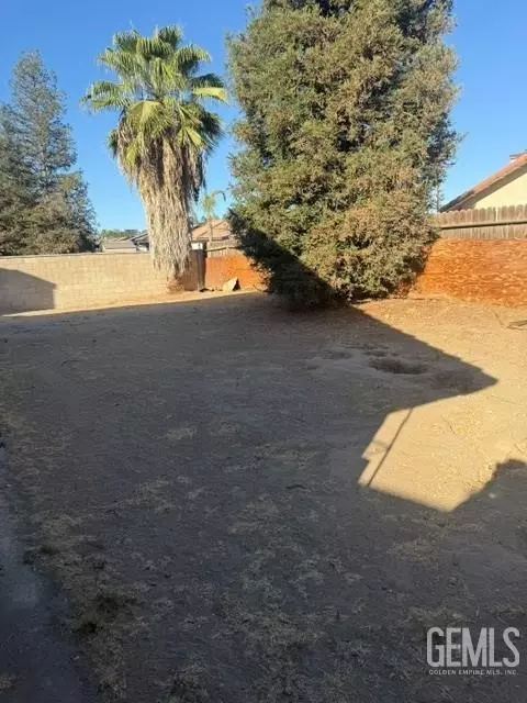 Exterior - 196 Potter St, Shafter, CA 93263 photo 11 of 11