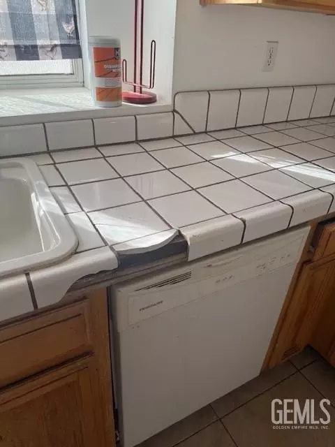 Kitchen - 196 Potter St, Shafter, CA 93263 photo 5 of 5
