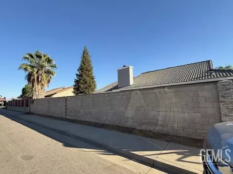 Exterior - 196 Potter St, Shafter, CA 93263 photo 6 of 11