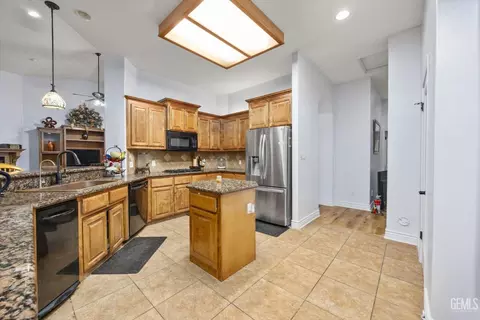 Kitchen - 901 Katie Ct, Shafter, CA 93263 photo 2 of 6