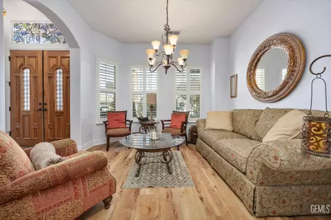 Entry Way - 901 Katie Ct, Shafter, CA 93263 photo 2 of 6