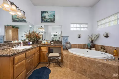 Bath - 901 Katie Ct, Shafter, CA 93263 photo 3 of 4