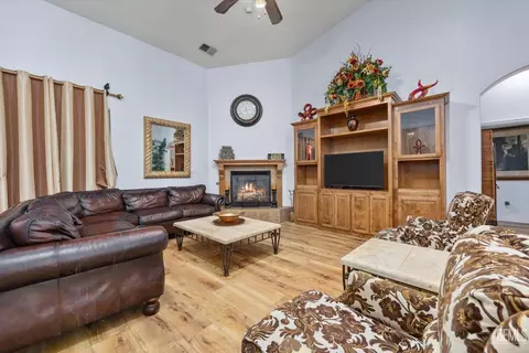 Living - 901 Katie Ct, Shafter, CA 93263 photo 2 of 4