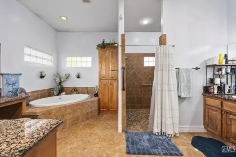Bath - 901 Katie Ct, Shafter, CA 93263 photo 1 of 4