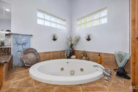 Bath - 901 Katie Ct, Shafter, CA 93263 photo 2 of 4