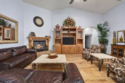 Living - 901 Katie Ct, Shafter, CA 93263 photo 3 of 4