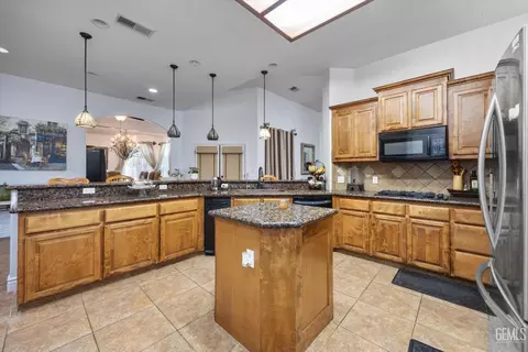 Kitchen - 901 Katie Ct, Shafter, CA 93263 photo 4 of 6