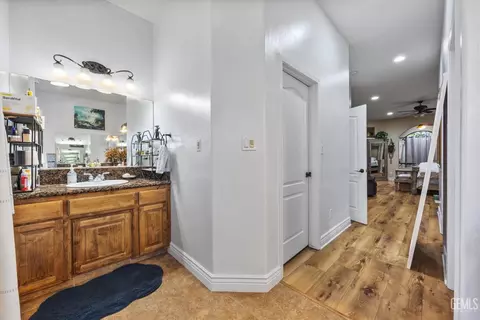 Entry Way - 901 Katie Ct, Shafter, CA 93263 photo 3 of 6