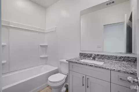 Bath - 1117 Nectar Pl, Shafter, CA 93263 photo 1 of 2