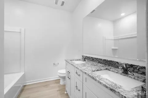 Bath - 1117 Nectar Pl, Shafter, CA 93263 photo 2 of 2