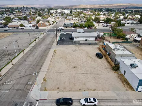 306 S 5th St, Taft, CA 93268 photo 2
