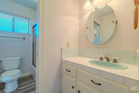 Bath - 24050 Jacaranda Dr, Tehachapi, CA 93561 photo 8 of 11