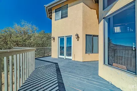 Exterior - 24050 Jacaranda Dr, Tehachapi, CA 93561 photo 5 of 9