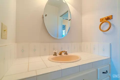 Bath - 24050 Jacaranda Dr, Tehachapi, CA 93561 photo 6 of 11