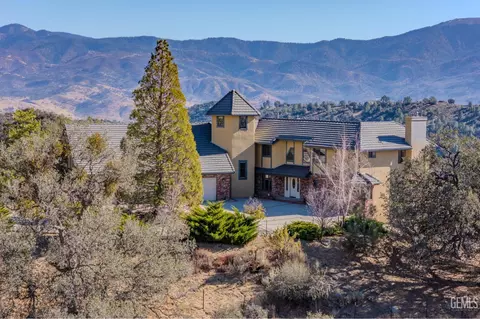 Exterior - 24050 Jacaranda Dr, Tehachapi, CA 93561 photo 3 of 9