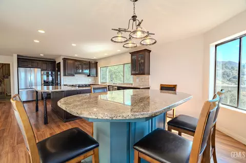 Kitchen - 24050 Jacaranda Dr, Tehachapi, CA 93561 photo 4 of 5