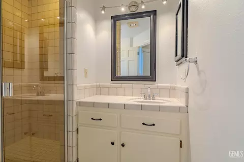 Bath - 24050 Jacaranda Dr, Tehachapi, CA 93561 photo 11 of 11