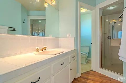 Bath - 24050 Jacaranda Dr, Tehachapi, CA 93561 photo 4 of 11
