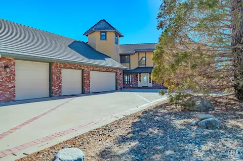 Exterior - 24050 Jacaranda Dr, Tehachapi, CA 93561 photo 2 of 9