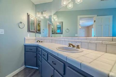 Bath - 24050 Jacaranda Dr, Tehachapi, CA 93561 photo 9 of 11