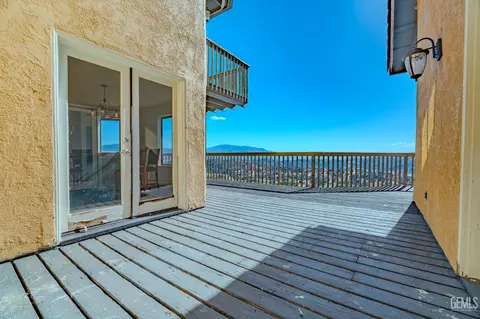 Exterior - 24050 Jacaranda Dr, Tehachapi, CA 93561 photo 4 of 9
