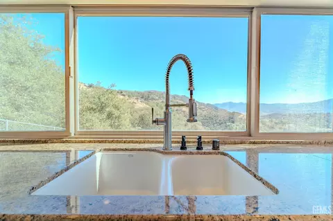 Kitchen - 24050 Jacaranda Dr, Tehachapi, CA 93561 photo 3 of 5