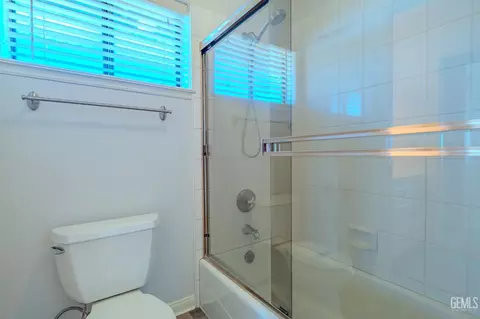 Bath - 24050 Jacaranda Dr, Tehachapi, CA 93561 photo 7 of 11