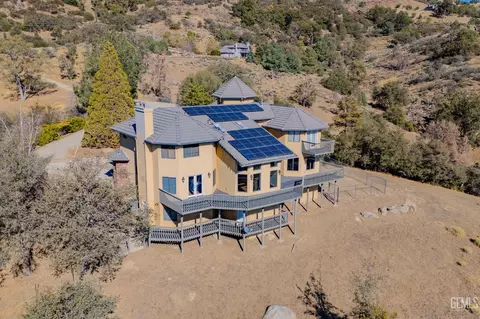 Exterior - 24050 Jacaranda Dr, Tehachapi, CA 93561 photo 6 of 9