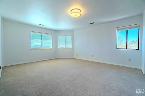 Bedroom - 24050 Jacaranda Dr, Tehachapi, CA 93561 photo 5 of 13