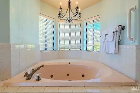 Bath - 24050 Jacaranda Dr, Tehachapi, CA 93561 photo 3 of 11