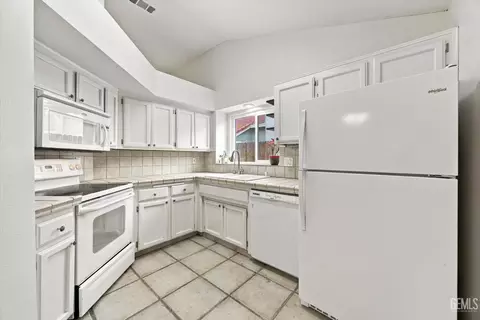 Kitchen - 4704 Tobin Rd, Bakersfield, CA 93311 photo 3 of 3