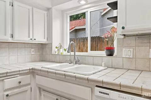 Kitchen - 4704 Tobin Rd, Bakersfield, CA 93311 photo 2 of 3