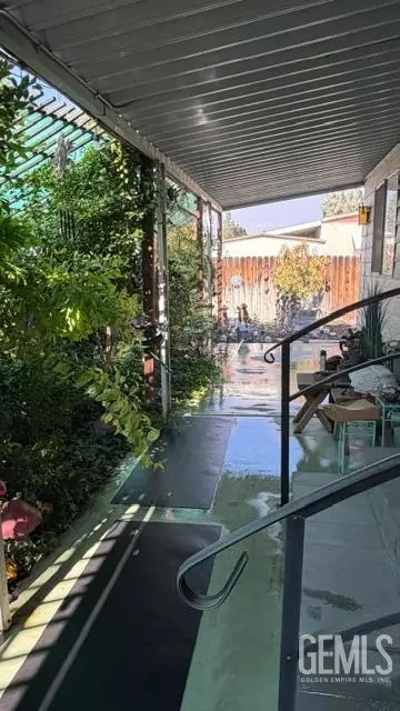Exterior - 400 E Roberts Ln #98, Bakersfield, CA 93308 photo 2 of 4
