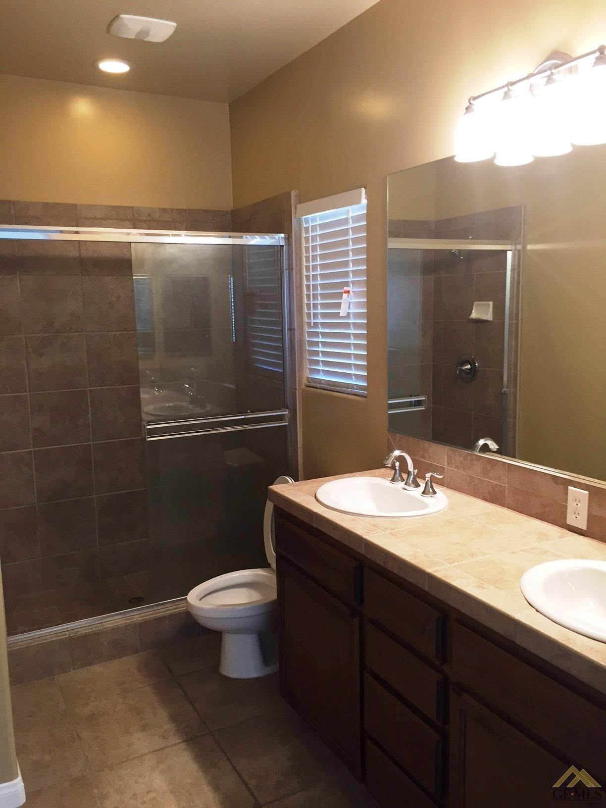 423 Grace Ct, Shafter, CA 93263 photo 3