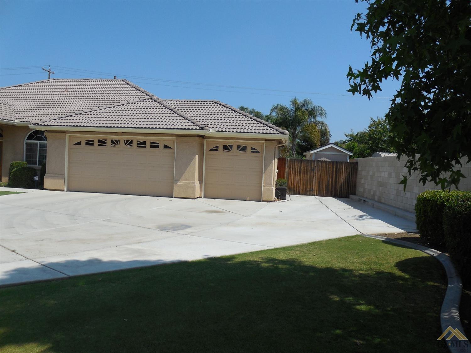 700 Brookside Dr, Shafter, CA 93263 photo 4