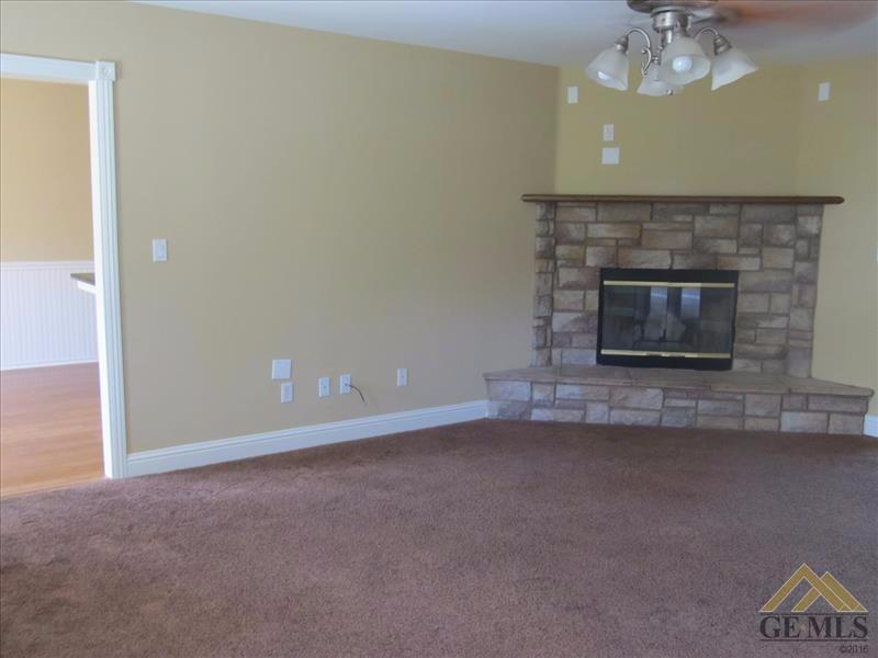 28621 Hawaii Ct, Tehachapi, CA 93561 photo 2