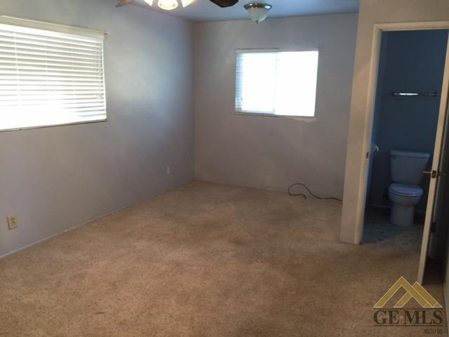 296 Pine St, Shafter, CA 93263 photo 4