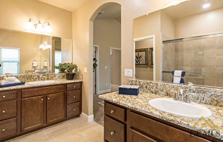 9207 Red Pine Dr, Shafter, CA 93263 photo 8