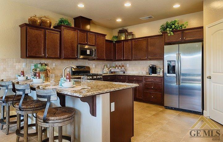 9309 Red Pine Dr, Shafter, CA 93263 photo 5