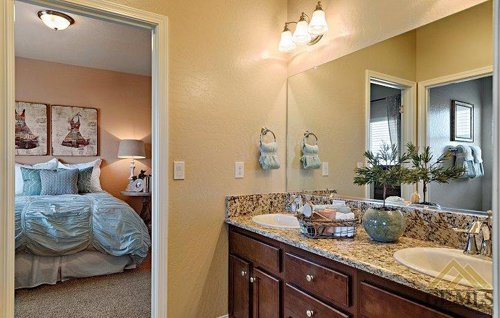 9309 Red Pine Dr, Shafter, CA 93263 photo 4